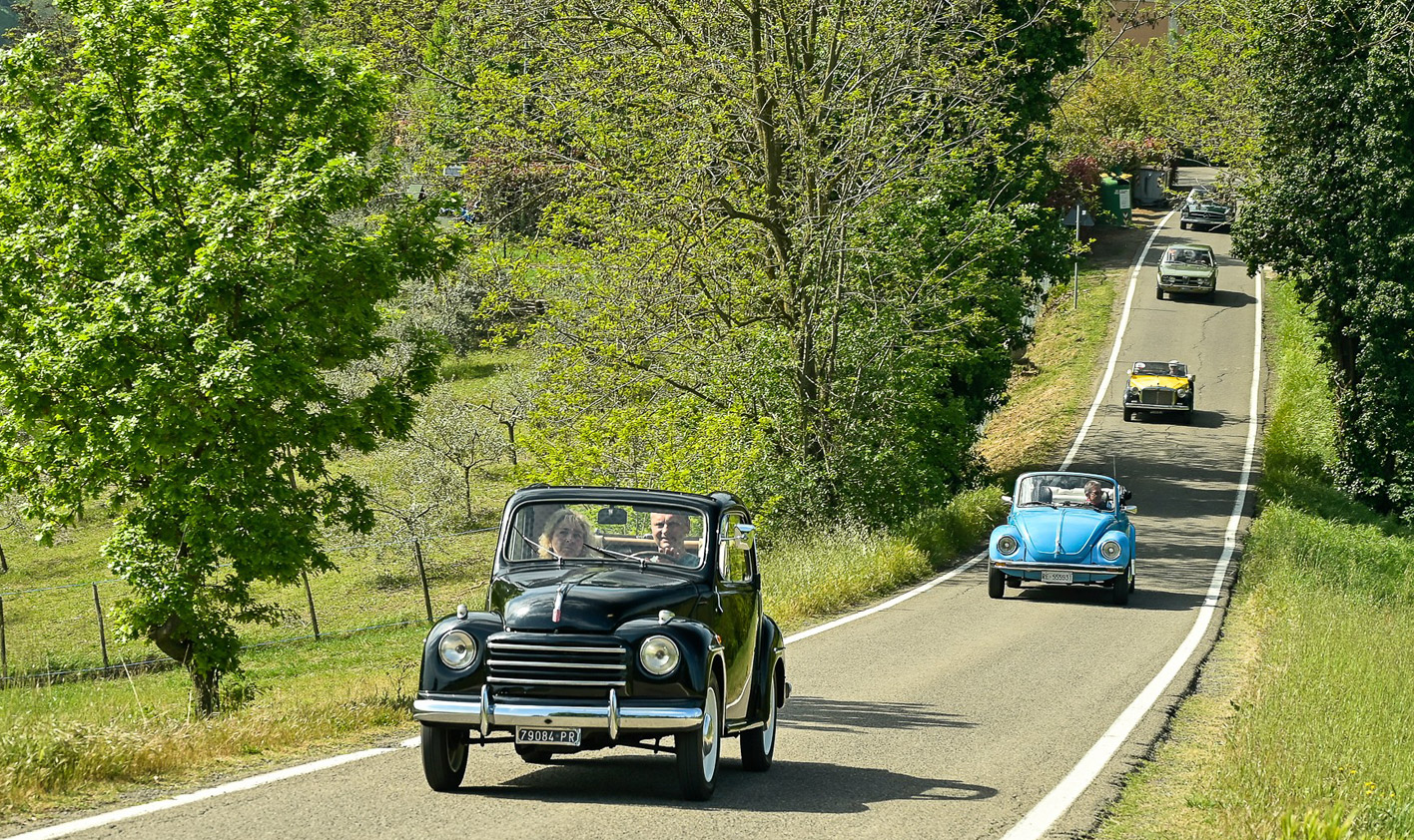 Auto Storiche sulle Strade e nella Piazza di Albinea (RE)